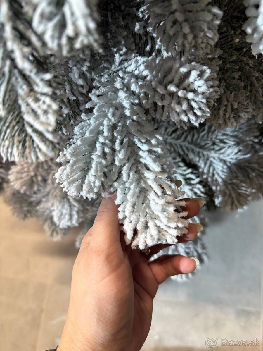 Umelý 3D vianočný stromček Prémiova Zasnežená - 3