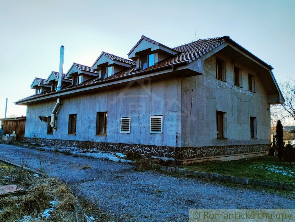 Dvojpodlažná polyfunkčná budova s bytmi, kanceláriou a pi - 3