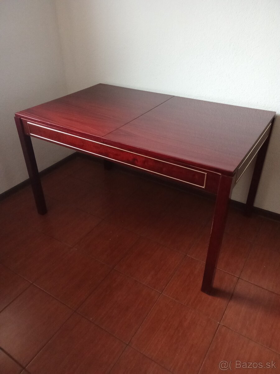 Jedálenský stôl . - 3