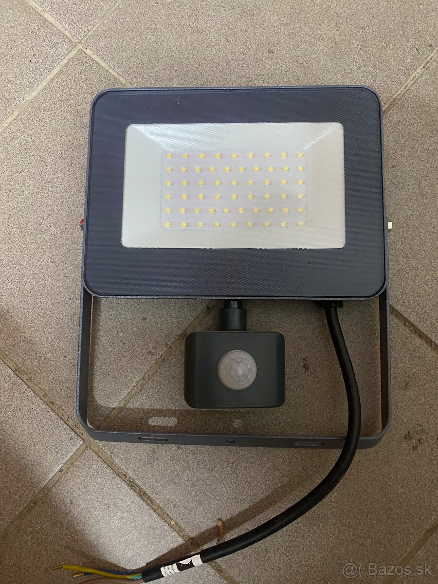 LED reflektor s pohybovým senzorom - 3