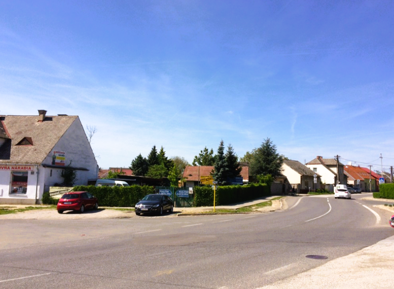 Pozemok so starším RD v Malackách na predaj. - 3