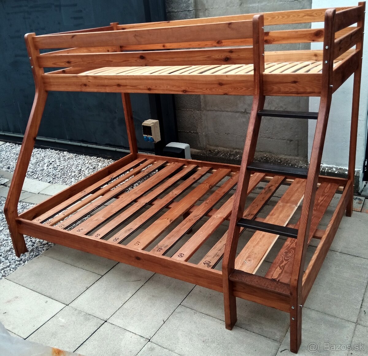 masivna poschodova postel spodok - 140x200cm a vrch 90x200cm - 3