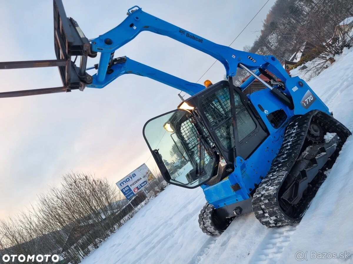 Pásový nakladač Bobcat T770 s nosnosťou 2,5 tony. Americký v - 3