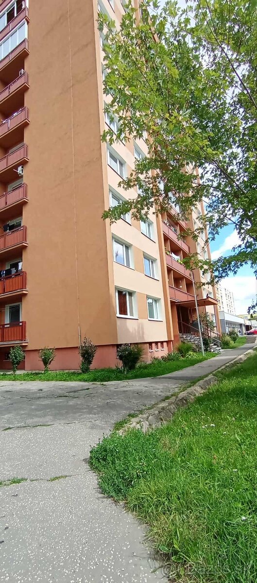 REZERVOVANÉ Moderný 3+1 Byt s balkónom v Lučenci - 3