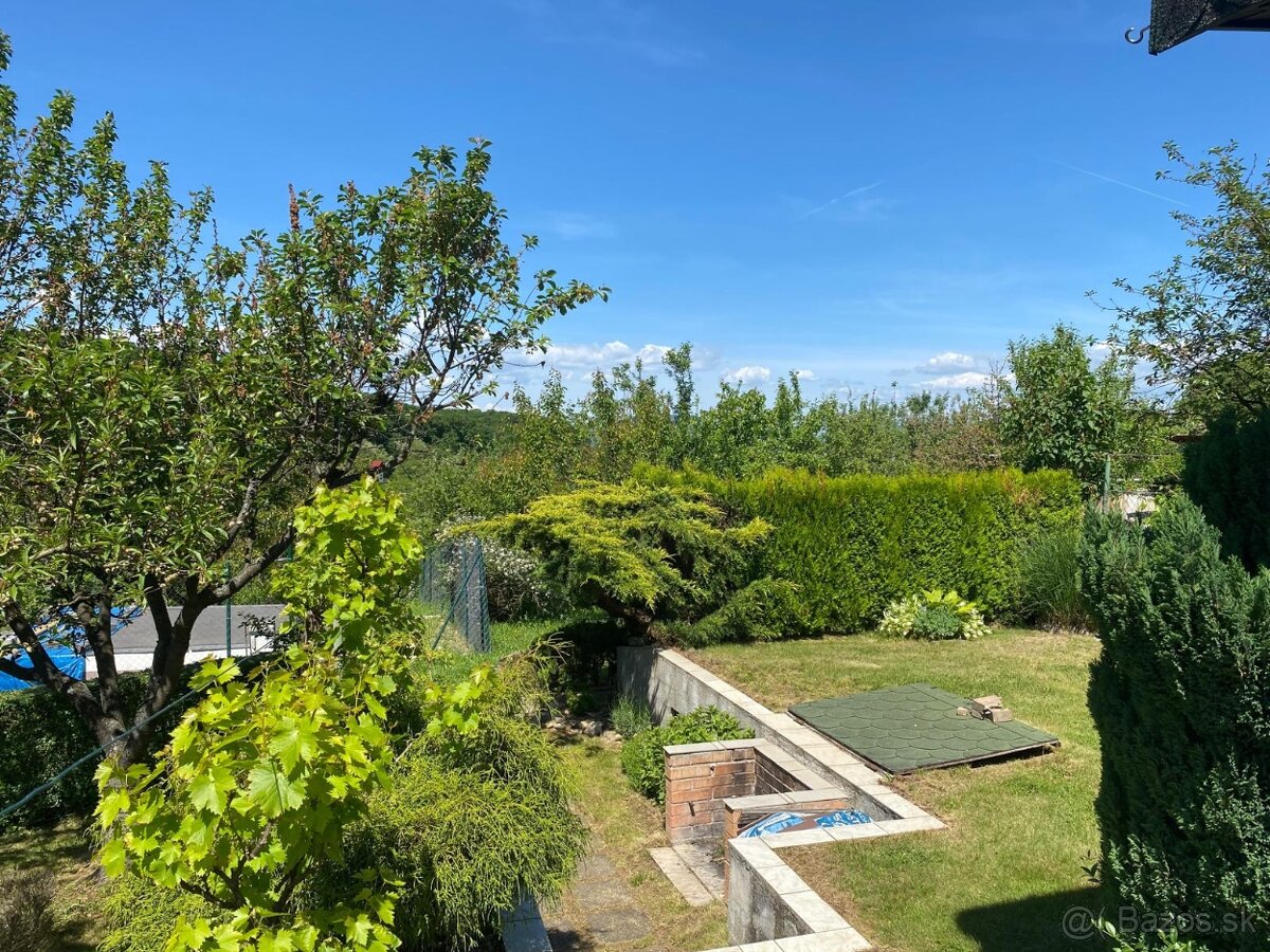 Záhrada s dreveným domčekom - 3