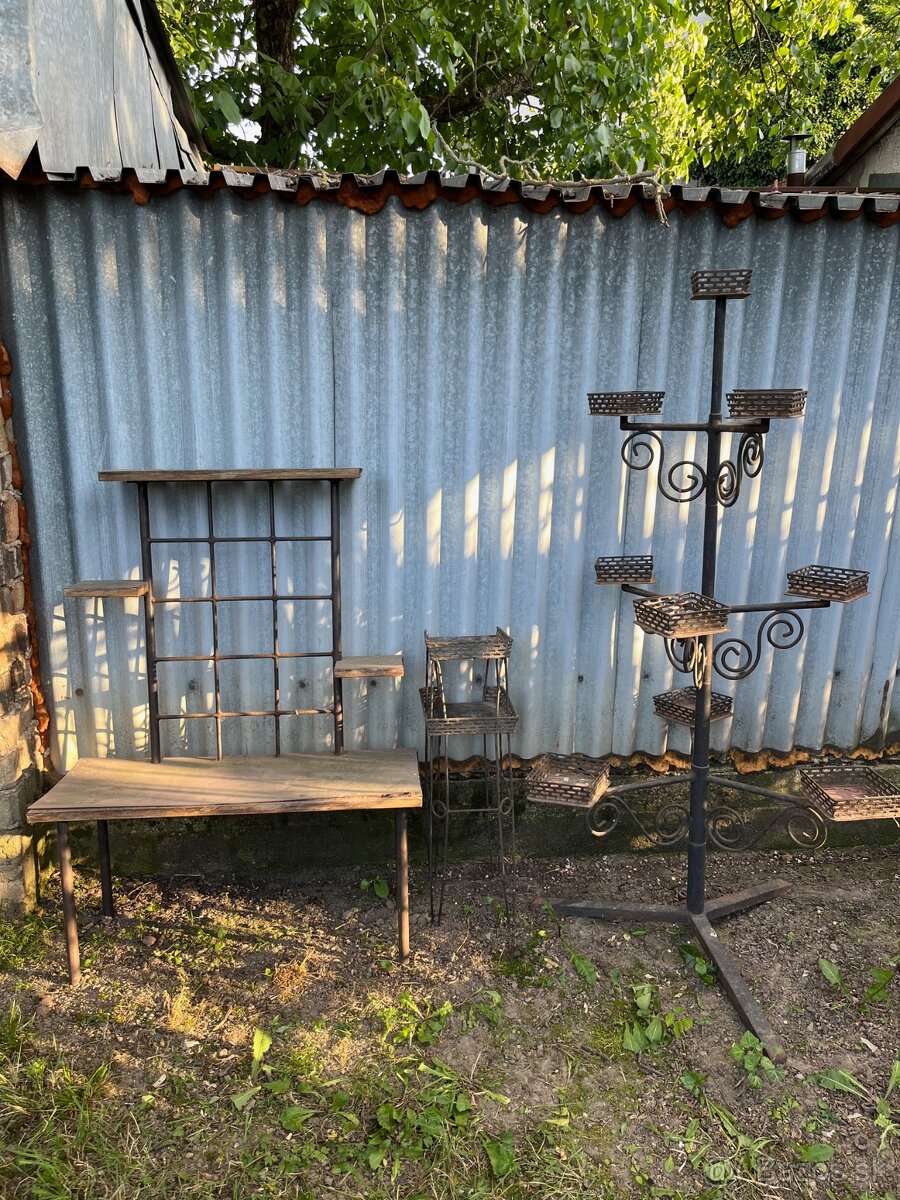 Kovový stojan na kvety. - 3