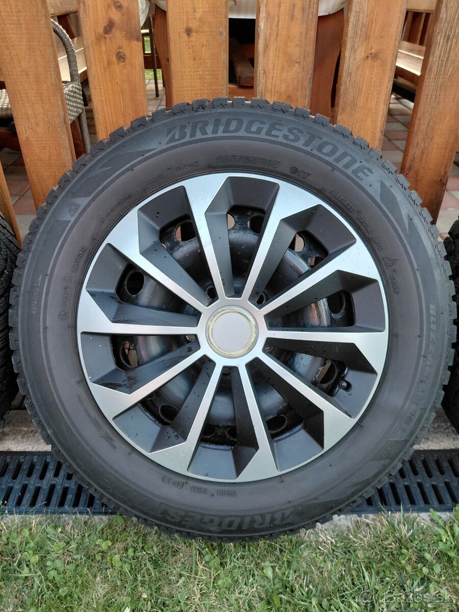 Bridgestone 195/65 R15 na diskoch + puklice - 3