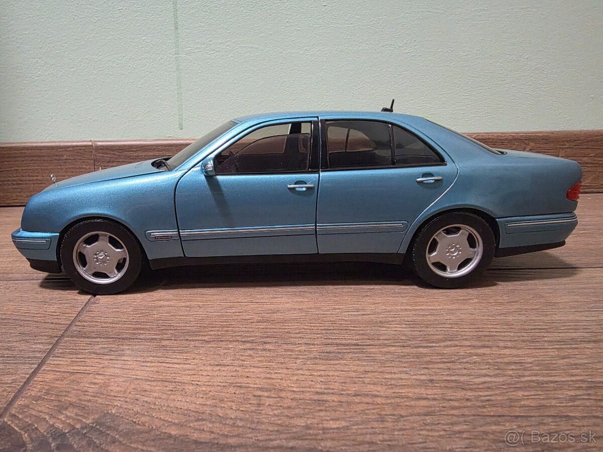 Mercedes Benz E320 W210 E-Klasse Model 1:18 - 3