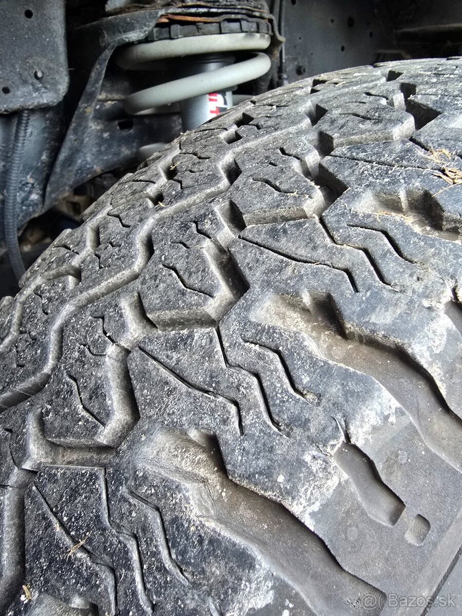 Predam pneumatiky 235/70 R16 AT