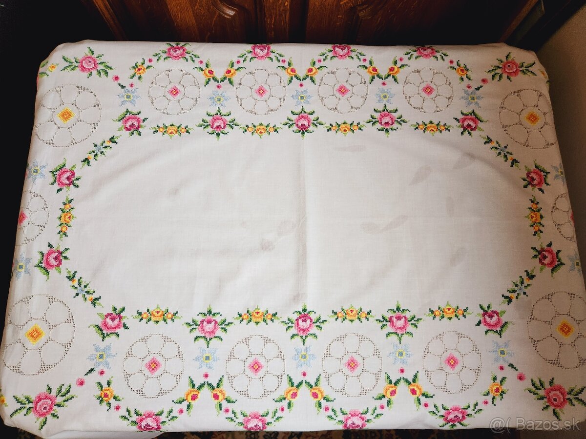 Nádherný biely bohato zdobený obrus, posiaty ružovými a žltý - 3