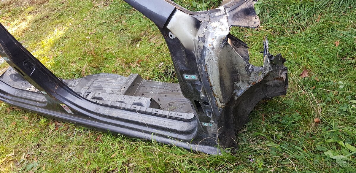 Superb 2 kombi pravý podbeh (bočnica)08-15 - 3