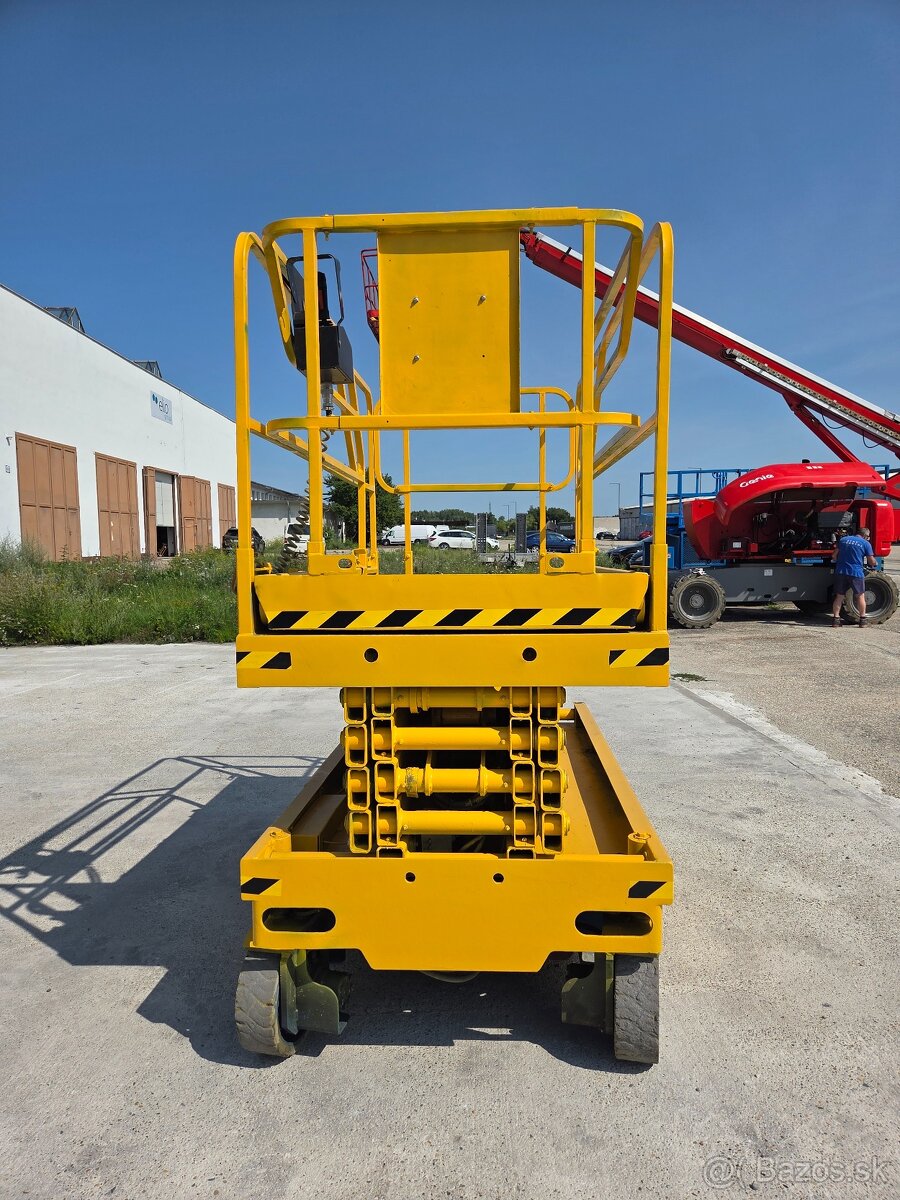 Nožnicová pracovná plošina Haulotte Compact 12 - 3