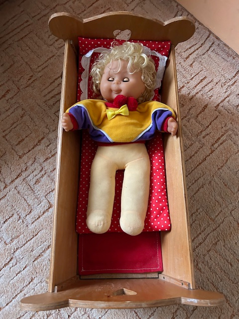 Drevená vyrezávaná kolíska s bábikou - 3