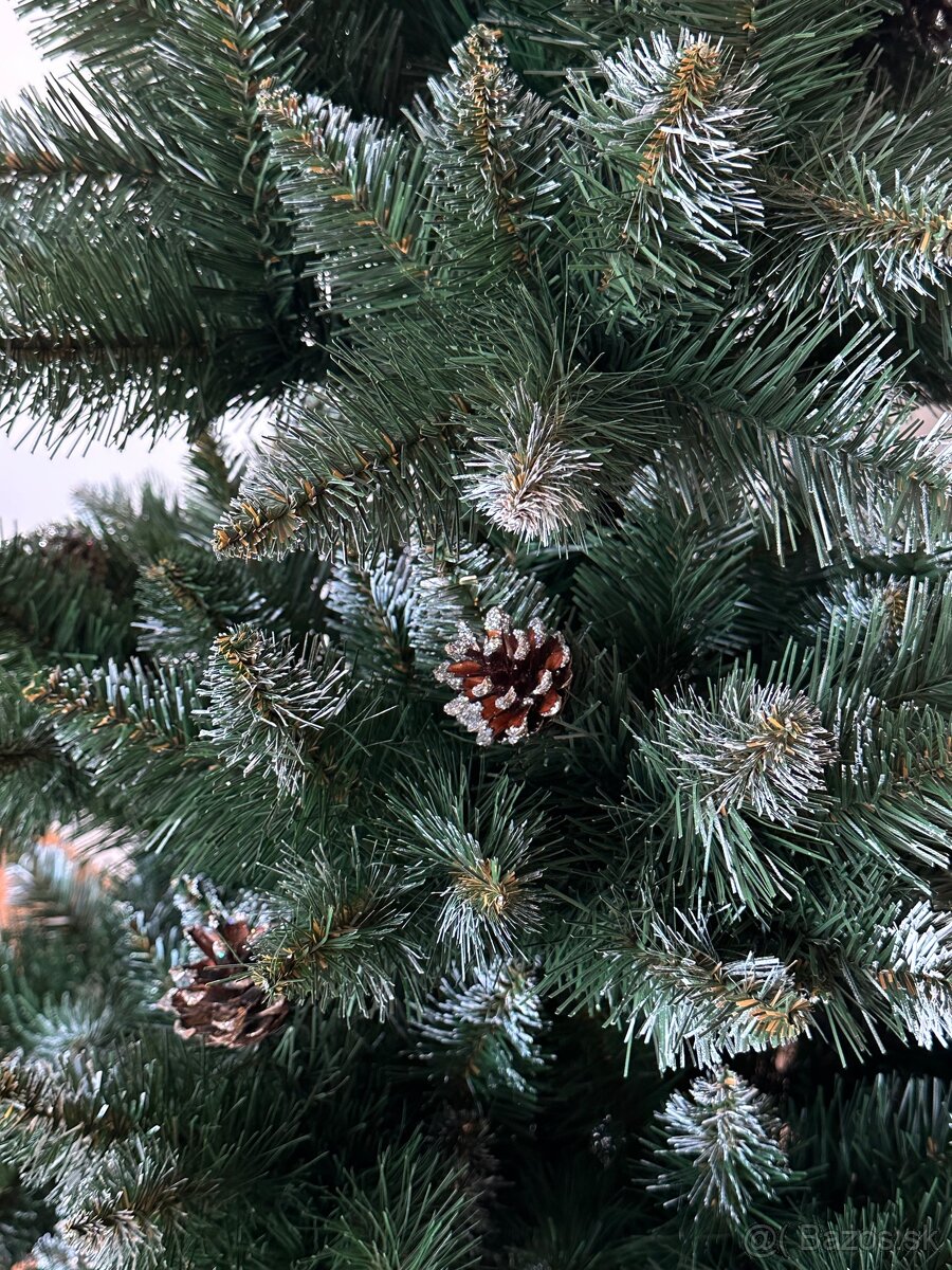 Umelý vianočný stromček s šiškami - 3