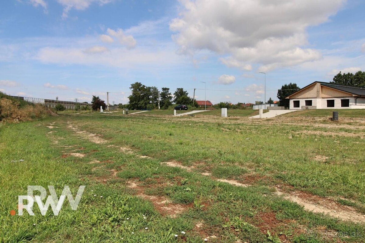 VLČKOVCE - nová štvrť - pozemok 700 m2 - všetky IS - 3