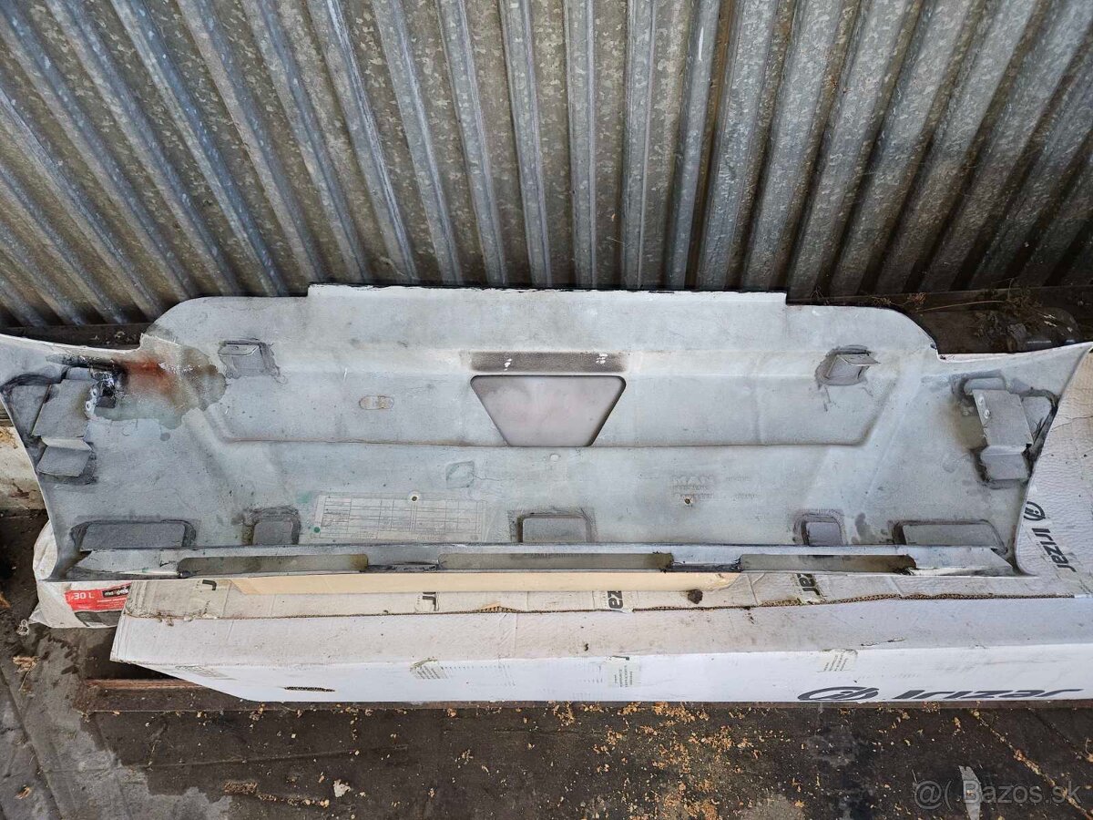 Predam prednu masku autobusu znacky Neoplan - 3