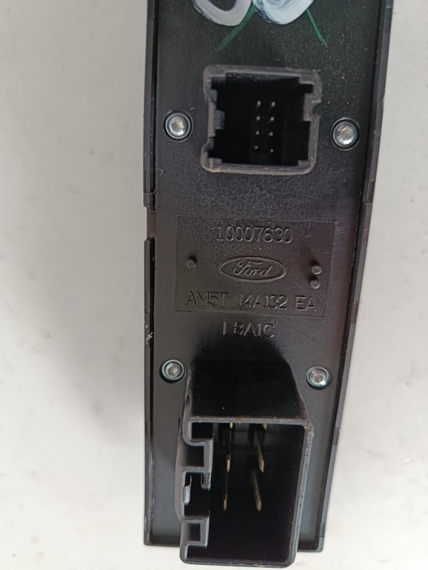 vypinac okien focus mk3 am5t14a132ea 30€ - 3