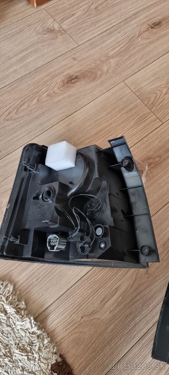 Zadne svetlá range rover sport l320 - 3