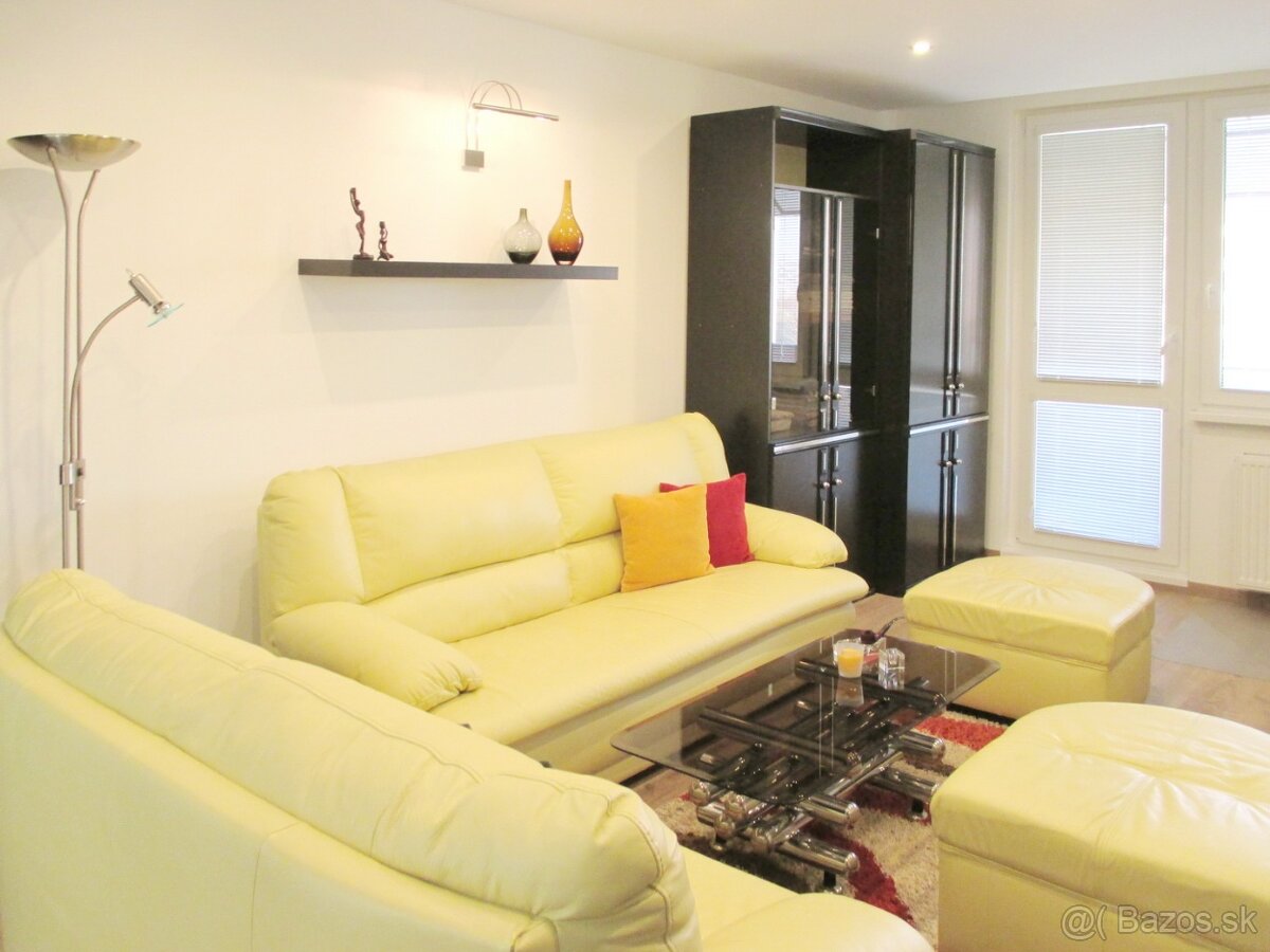 Kožená sedačka 3+2+2 taburetky - 3