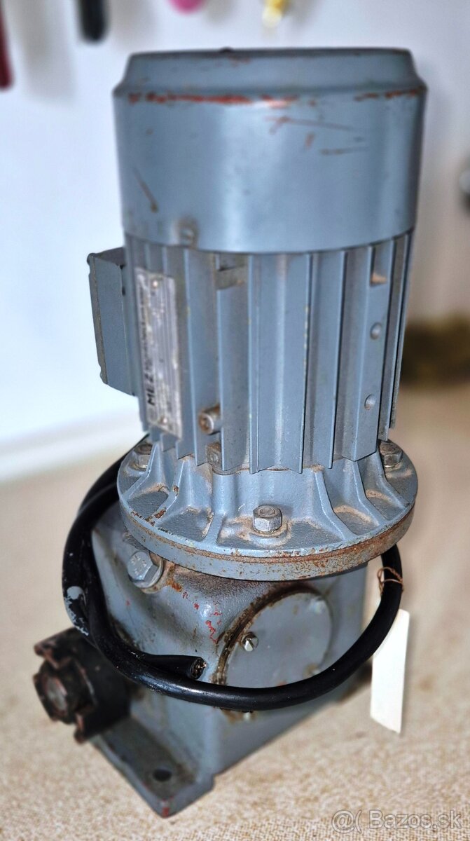 Elektromotor s prevodovkou. - 3