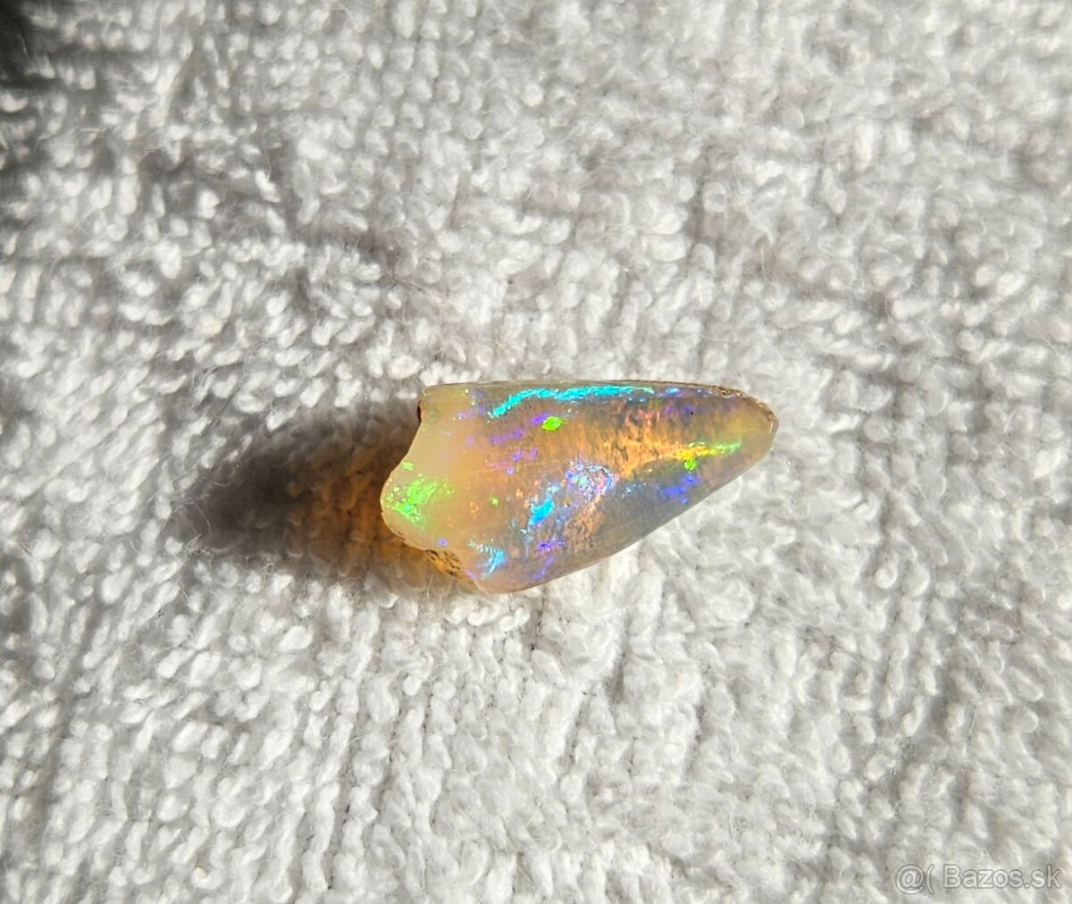 Priehľadný medový drahý opál s veľmi výraznou farbohrou - 3