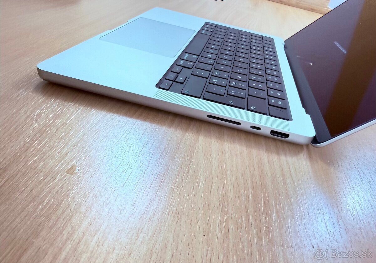 14" MacBook Pro – strieborný z roku 7.2024 - 3
