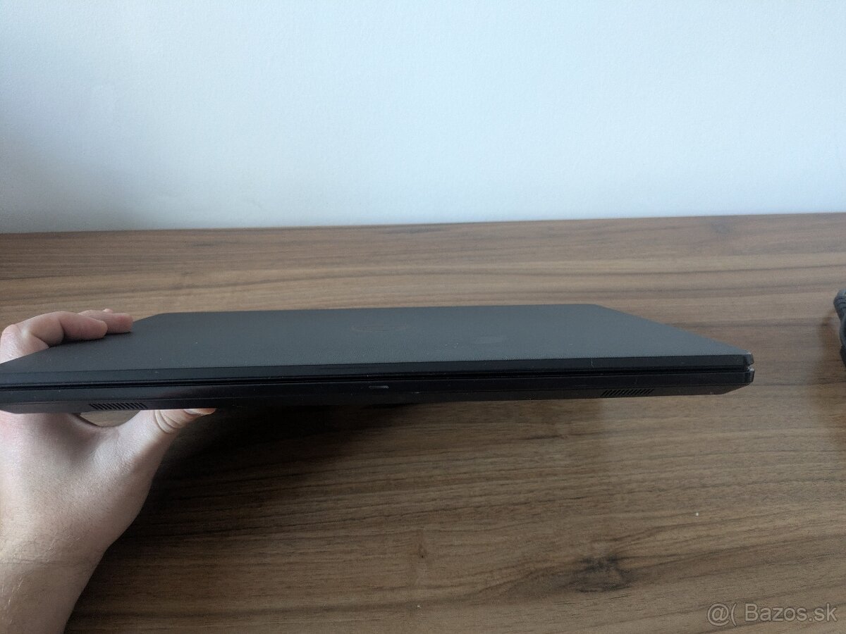 Dell Inspiron 15 (Core i3/8 Gb Ram/256 SSD/Radeon M330 2Gb) - 3