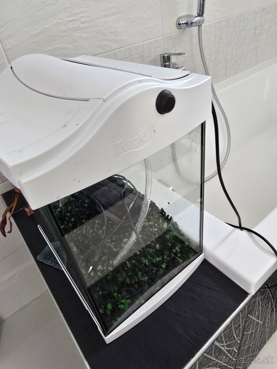 Predam malé akvárium s filtrom a osvetlenim - 3