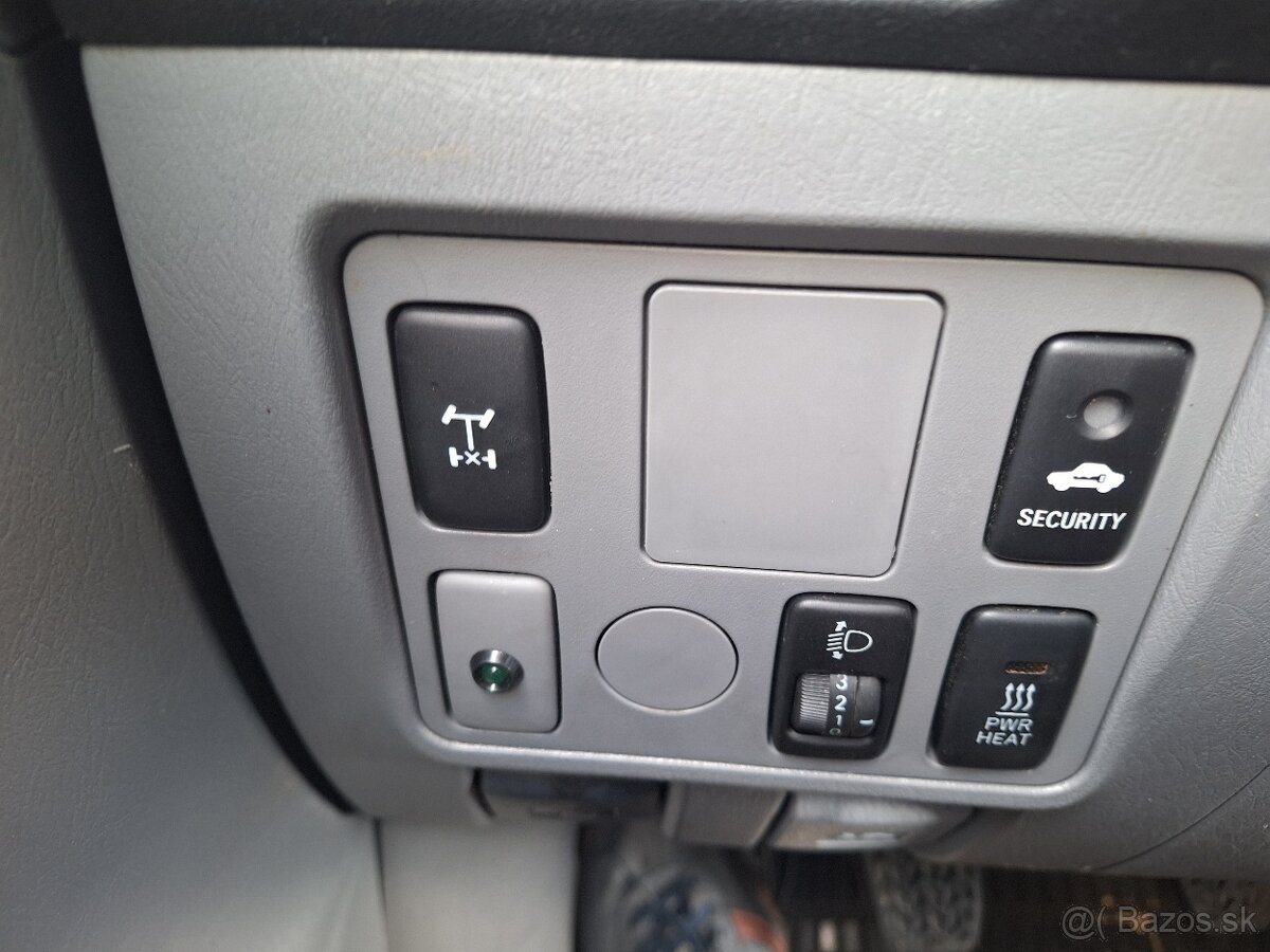 TOYOTA HILUX 2,5 DIESEL 4X4 UZÁVIERKU MA