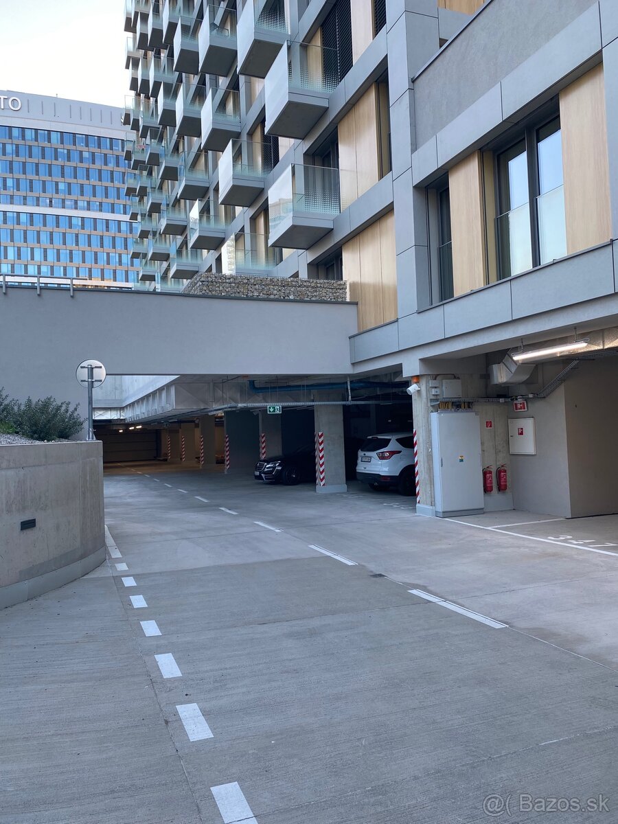 2x Parking v METROPOLIS - 3