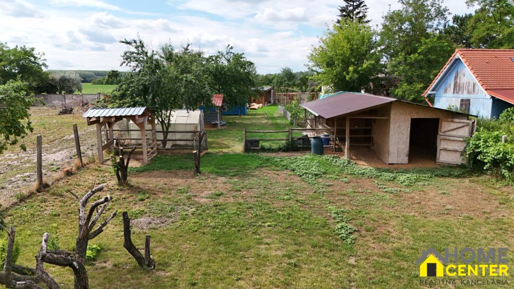 Znížená cena Priestranný pozemok so starším rodinným domo - 3