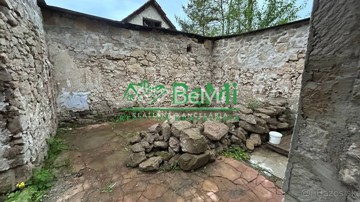 Čarovný pozemok s múrmi pôvodného domu, Sebedín - 3