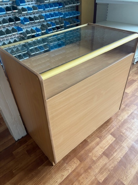 Regále a pulty do predajne na predaj - 3