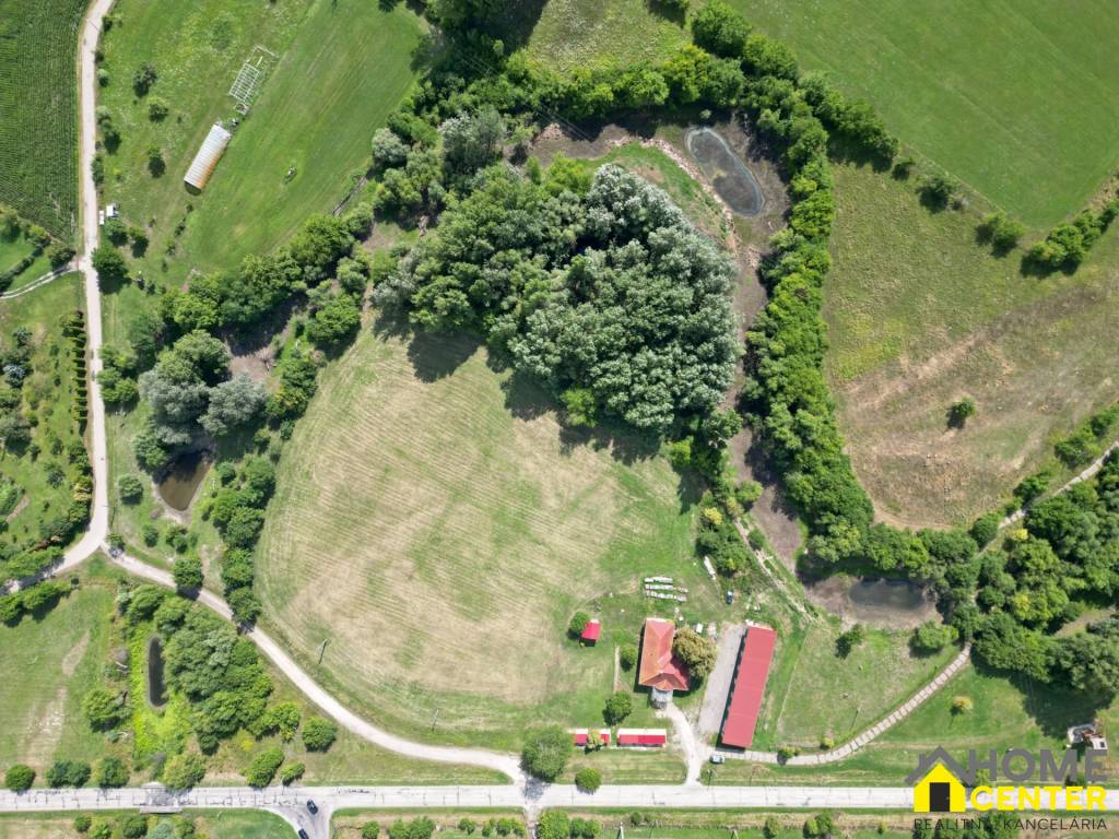 NA PREDAJ RODINNÝ DOM S VEDĽAJŠÍMI PRIESTORMI NA 2 HEKTÁROVO - 3