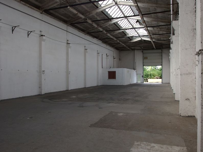 Skladové priestory v oplotenom areáli s vrátnikom - 3