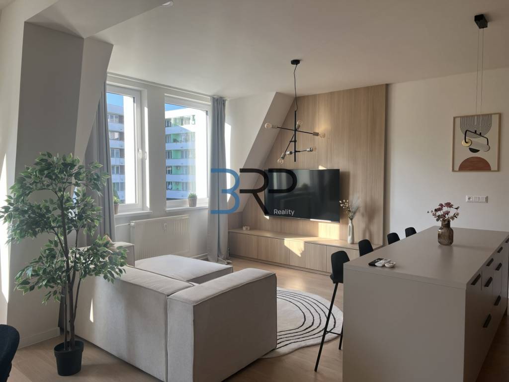 Na prenájom 2 izbový byt v meste Senica - 3