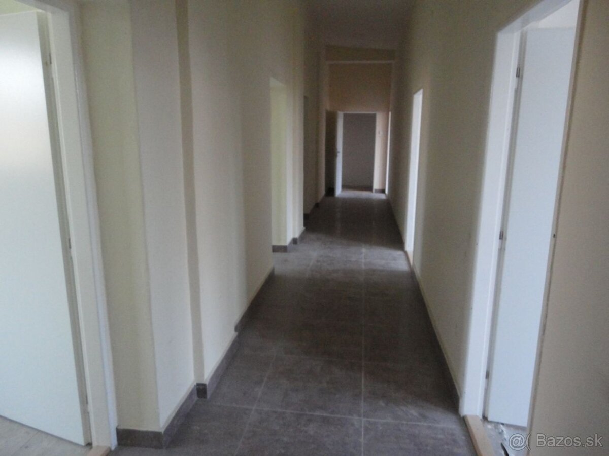 Na predaj bývalá administratívna budova v Bojniciach - 3