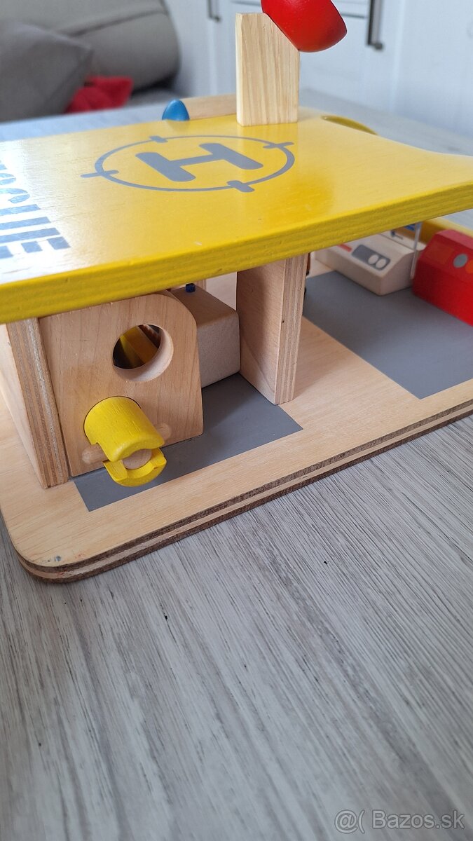 Drevená motessori hračka garáž záchranárska stanica - 3