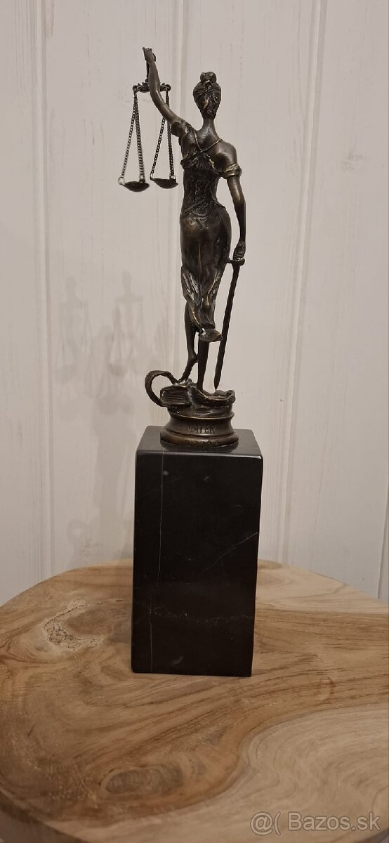 Justice bronz socha - 3