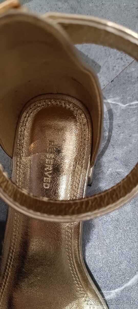 Zlaté sandálky - 3