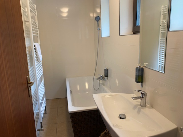 Prenajmem ( predám ) zabehnutý hotel pri R1 medzi BB ZV - 3