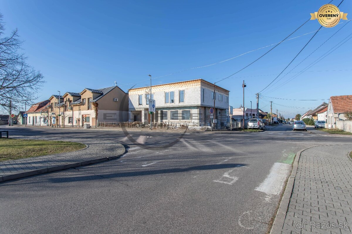 NA PREDAJ polyfunkčná budova v centre obce Veľké Leváre - 3