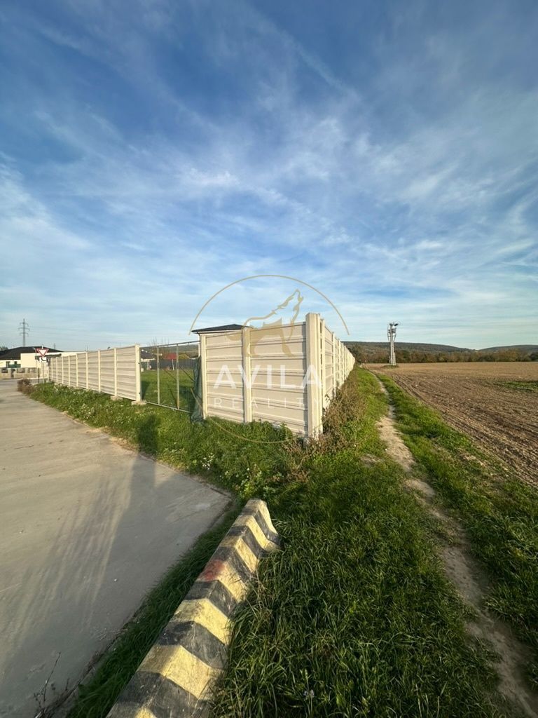 TOP NA PREDAJ: kompletný stavebný pozemok 730m2 - Madunice - 3