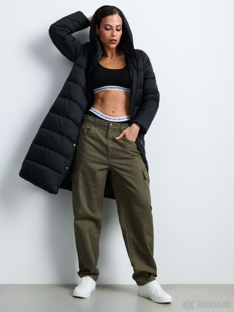 Prešívaný čierny kabát s opaskom má dvojitý zips s gombíkmi - 3