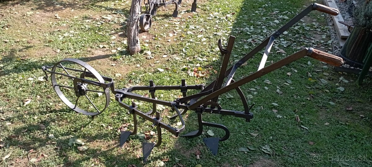 Starý kovový pluh 2 - 3