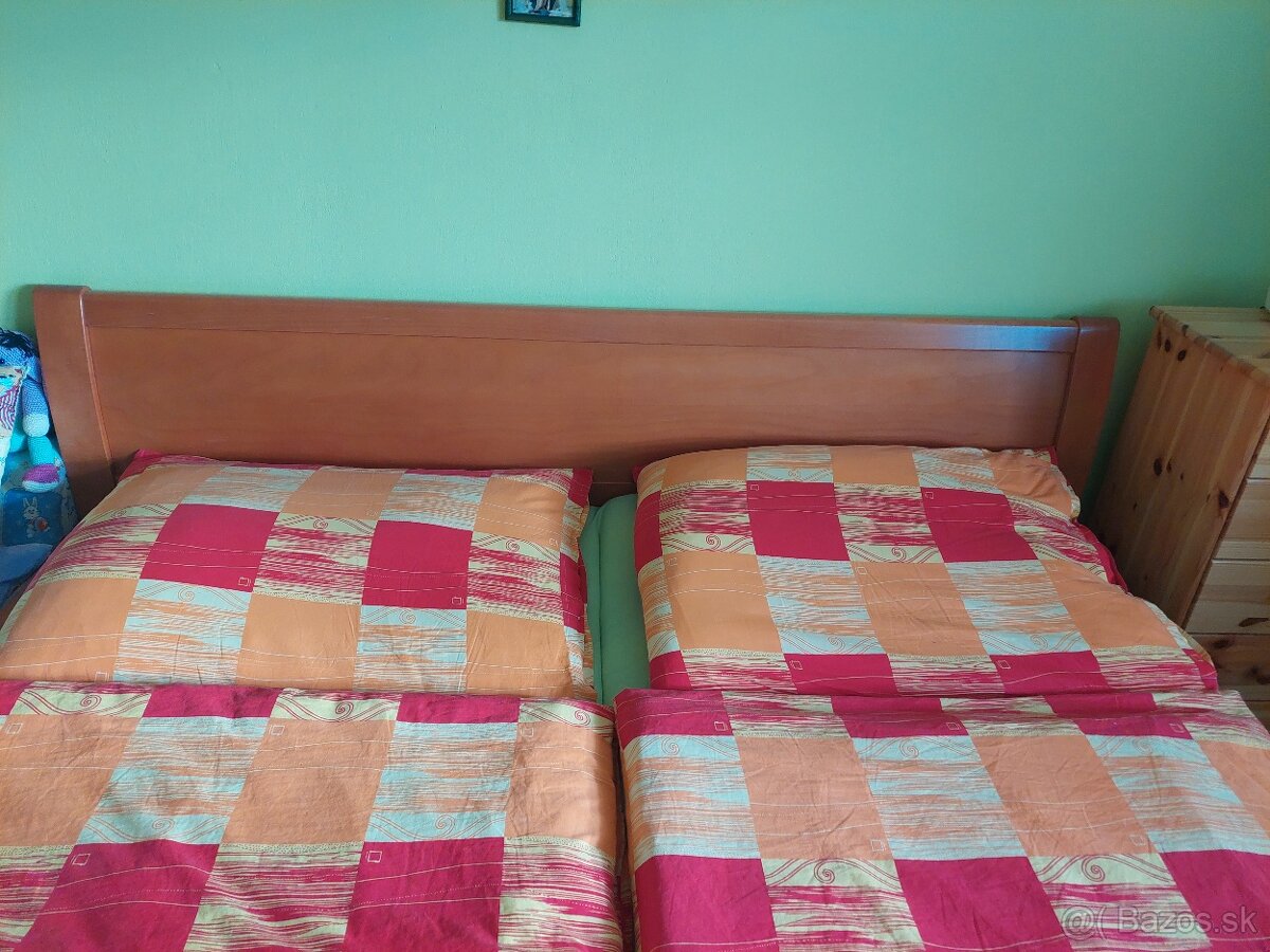 Drevená posteľ veľmi zachovalá - 3