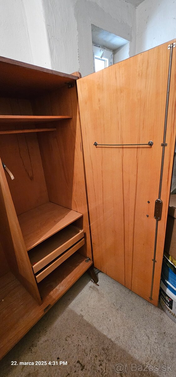 Stará šatníková skriňa - 3