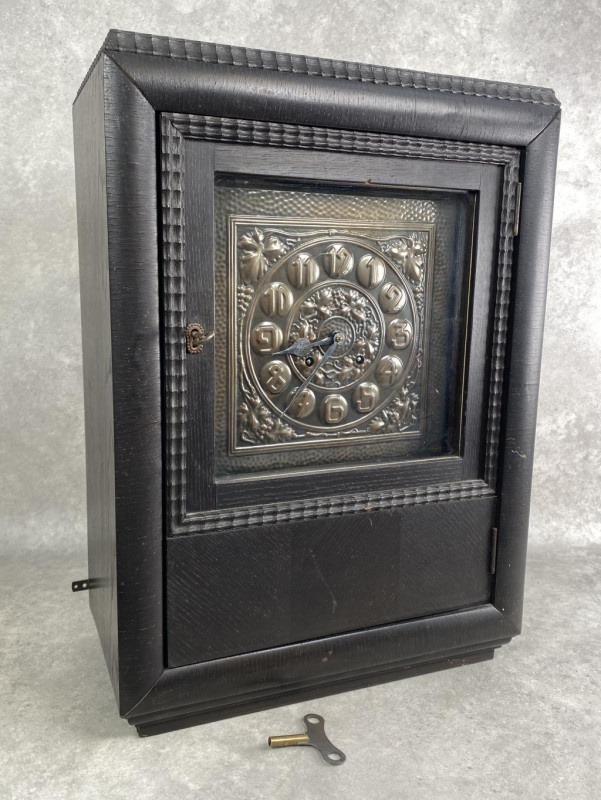 Secesné skrinkové hodiny s mosadzným tepaným ciferníkom , V - 3