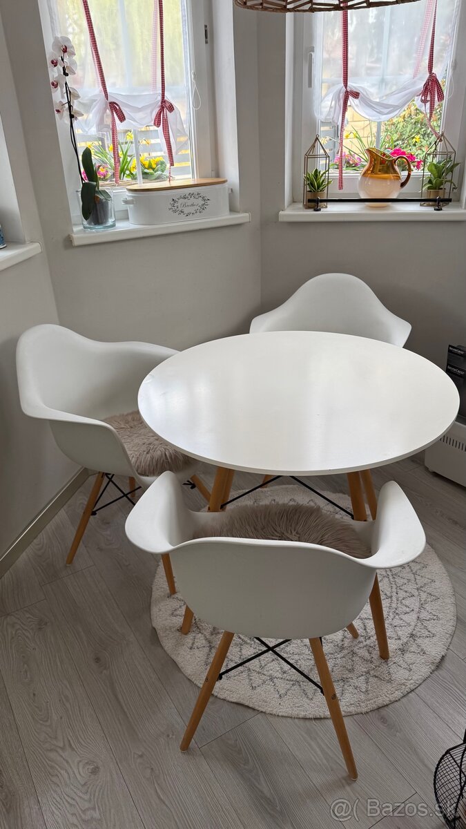 Okrúhly kuchynský stôl+ 4 stoličky - 3