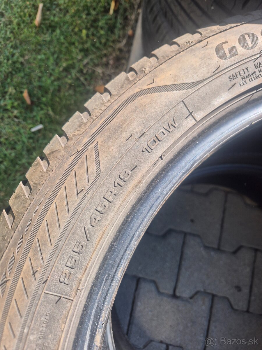 255/45 r19 Good year - 3